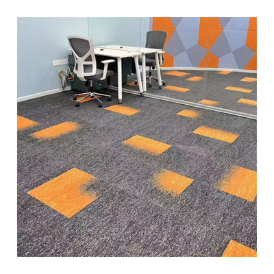 Carreaux de tapis en nylon colorés en boucle personnalisée de bureau avec support PE et 100% de fibres faciales BCF