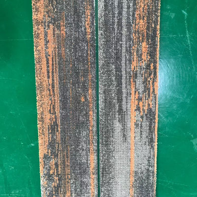 Carreaux de tapis en nylon colorés en boucle personnalisée de bureau avec support PE et 100% de fibres faciales BCF