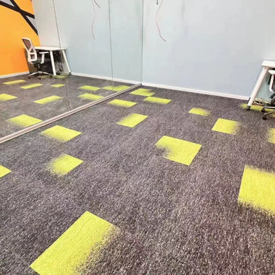 Carreaux de tapis en nylon colorés en boucle personnalisée de bureau avec support PE et 100% de fibres faciales BCF