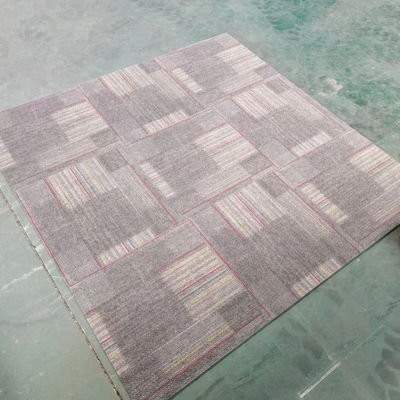 Carreaux de tapis en nylon colorés en boucle personnalisée de bureau avec support PE et 100% de fibres faciales BCF