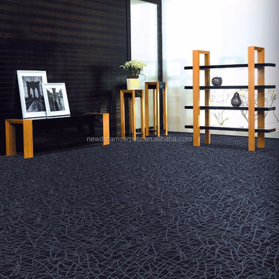 Fabrication à la machine de carreaux de tapis ignifuges en PP/nylon à l'épreuve de l'eau ND7214 avec motif de pile en boucle