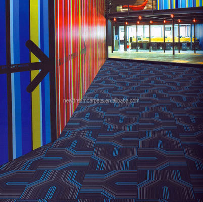 Fabrication à la machine de carreaux de tapis ignifuges en PP/nylon à l'épreuve de l'eau ND7214 avec motif de pile en boucle
