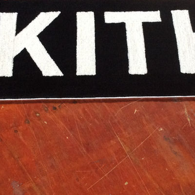 Tapis de tapis de logo fait à la main avec support en coton et matériau de surface acrylique