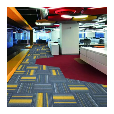 Carreaux de tapis d'hôtel imprimés en nylon 50x50 personnalisés pour les sols de bureaux et commerciaux