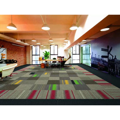 Carreaux de tapis d'hôtel imprimés en nylon 50x50 personnalisés pour les sols de bureaux et commerciaux
