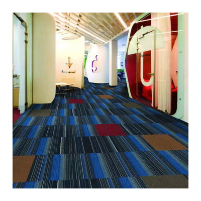 Carreaux de tapis d'hôtel imprimés en nylon 50x50 personnalisés pour les sols de bureaux et commerciaux