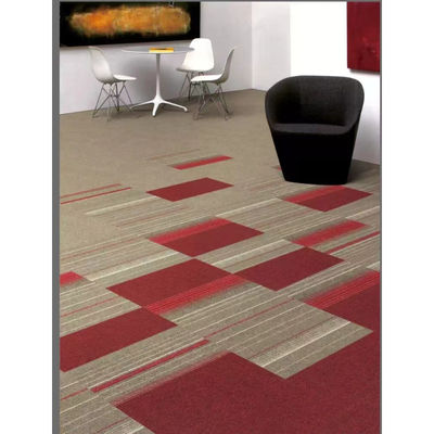 Carreaux de tapis d'hôtel imprimés en nylon 50x50 personnalisés pour les sols de bureaux et commerciaux