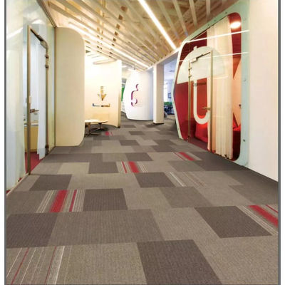 Carreaux de tapis d'hôtel imprimés en nylon 50x50 personnalisés pour les sols de bureaux et commerciaux