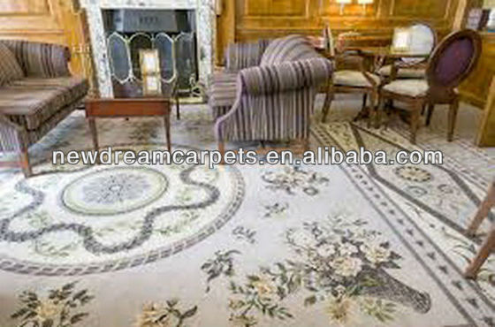 Le tapis d'Axminster pour les hôtels est découpé en piles.