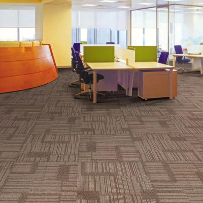 Épaisseur totale 6±1 mm 100% nylon 50x50 Carreaux de tapis pour bureaux en milieu commercial