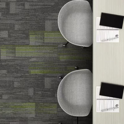 Carreaux de tapis de bureau fabriqués à la machine 50x50 cm Carrés pour une solution de sol de bureau