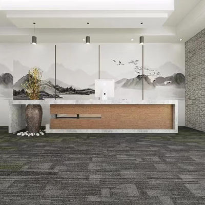 Carreaux de tapis de bureau fabriqués à la machine 50x50 cm Carrés pour une solution de sol de bureau