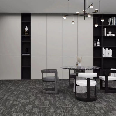 Carreaux de tapis de bureau fabriqués à la machine 50x50 cm Carrés pour une solution de sol de bureau
