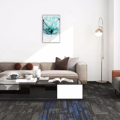Carreaux de tapis de bureau fabriqués à la machine 50x50 cm Carrés pour une solution de sol de bureau