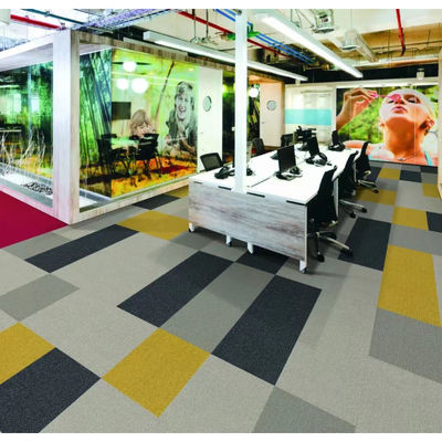 Solution de plancher de bureau avec motif de puzzle et carreaux de tapis en nylon à faible hauteur de pile