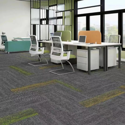 Maison anti-dérapant de luxe carreaux amovibles 50x50 bureau tapis modulaire