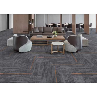 Carreaux de tapis antidérapants 50x50 Choix professionnel pour les planchers modulaires de bureau