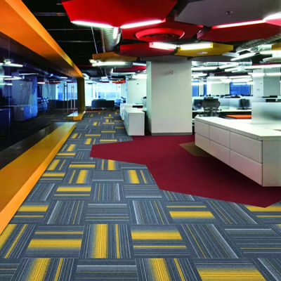 Poids de la pile 350-850g/m2 Tapis de carrelage commercial fait à la main pour les bureaux 50x50