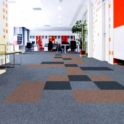 Moderne style 50x50 carré PE carreaux de bureau de soutien pour les bureaux commerciaux occupés