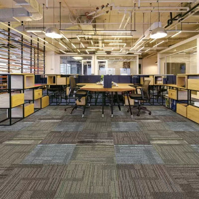 Commercial Office modulaire PE carpet de soutien carreaux 50x50 avec puzzle de motif carré