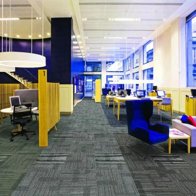 Commercial Office modulaire PE carpet de soutien carreaux 50x50 avec puzzle de motif carré