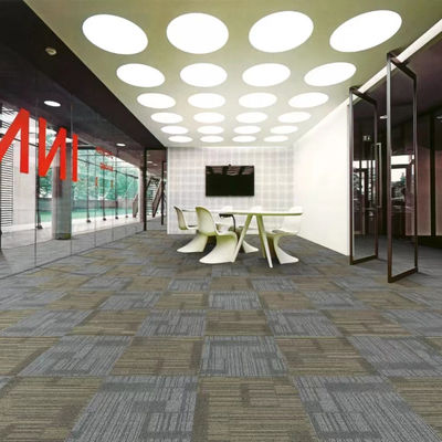 Commercial Office modulaire PE carpet de soutien carreaux 50x50 avec puzzle de motif carré