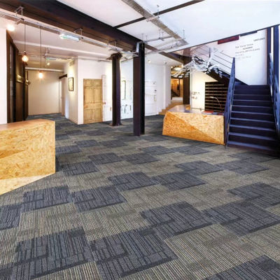 Commercial Office modulaire PE carpet de soutien carreaux 50x50 avec puzzle de motif carré