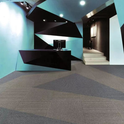 Carreaux de moquette en fibres de PP à 100% pour bureaux commerciaux modernes