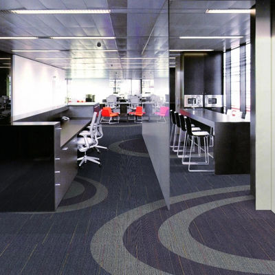 Carreaux de tapis en nylon carrés en PE 50x50 pour bureaux commerciaux en conception modulaire