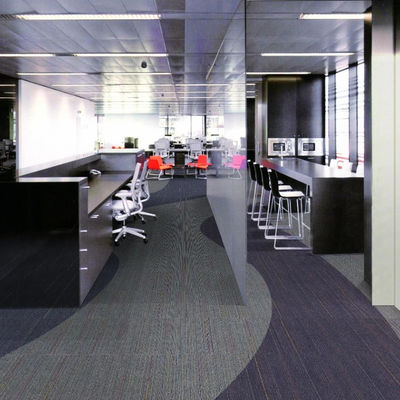 Carreaux de tapis en nylon carrés en PE 50x50 pour bureaux commerciaux en conception modulaire