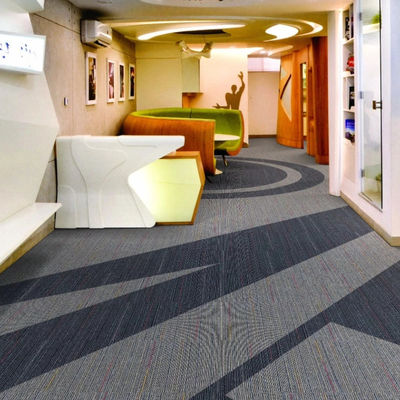 Carreaux de tapis en nylon carrés en PE 50x50 pour bureaux commerciaux en conception modulaire