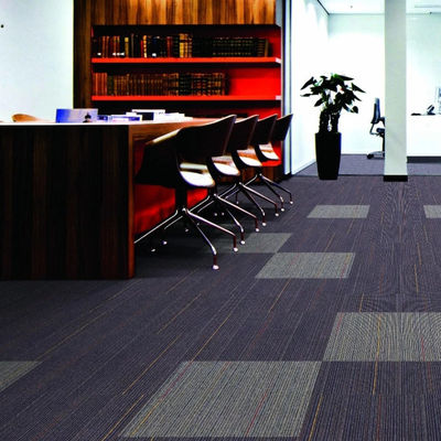 Carreaux de tapis en nylon carrés en PE 50x50 pour bureaux commerciaux en conception modulaire