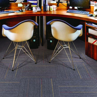 Carreaux de tapis en nylon carrés en PE 50x50 pour bureaux commerciaux en conception modulaire
