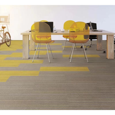 Carreaux de tapis en nylon modernes pour bureaux commerciaux 3,5 mm Hauteur de pile 550 g Poids touffé