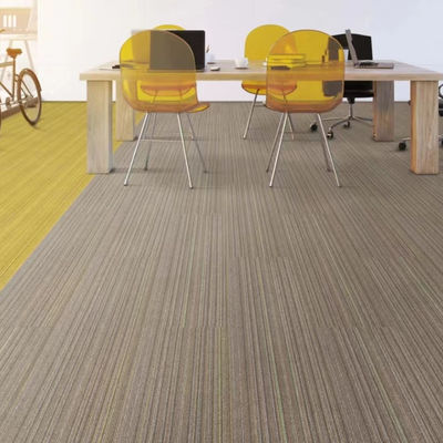 Carreaux de tapis en nylon modernes pour bureaux commerciaux 3,5 mm Hauteur de pile 550 g Poids touffé