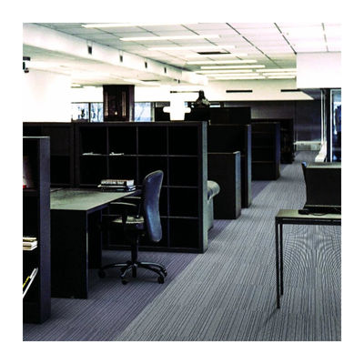 Piles en boucle 50x50 Style de base Carpet de bureau commercial avec support en PVC modulaire