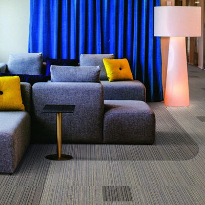 Piles en boucle 50x50 Style de base Carpet de bureau commercial avec support en PVC modulaire