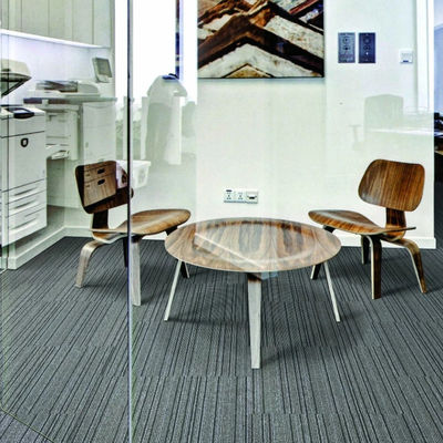 Piles en boucle 50x50 Style de base Carpet de bureau commercial avec support en PVC modulaire