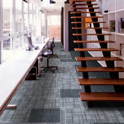 50x50 Carreaux de tapis modulaires amovibles de bureau 3 kg/m2 Rectangle pour espaces professionnels