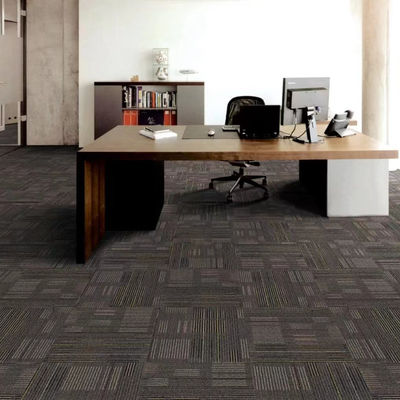 Carreaux de tapis de bureau 50x50 en forme de rectangle en pile moyenne