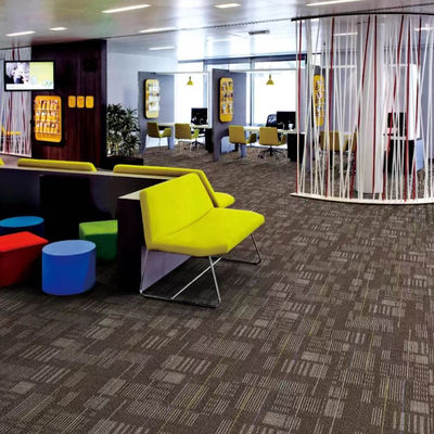 Carreaux de tapis de bureau 50x50 en forme de rectangle en pile moyenne
