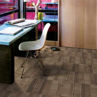 Carreaux de tapis de bureau 50x50 en forme de rectangle en pile moyenne