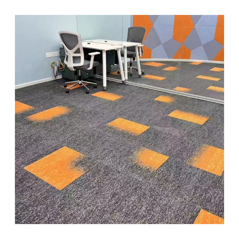 Carreaux de tapis en nylon colorés en boucle personnalisée de bureau avec support PE et 100% de fibres faciales BCF