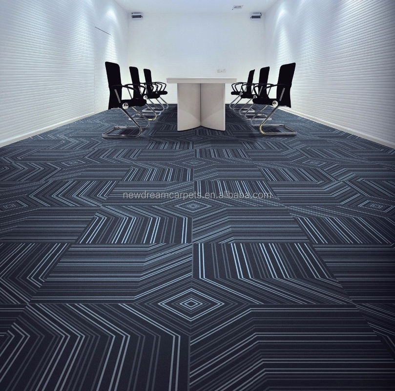 Fabrication à la machine de carreaux de tapis ignifuges en PP/nylon à l'épreuve de l'eau ND7214 avec motif de pile en boucle