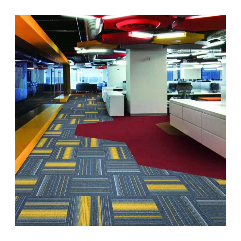 Carreaux de tapis d'hôtel imprimés en nylon 50x50 personnalisés pour les sols de bureaux et commerciaux