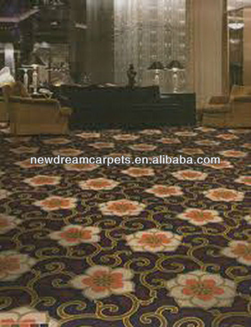 Le tapis d'Axminster pour les hôtels est découpé en piles.